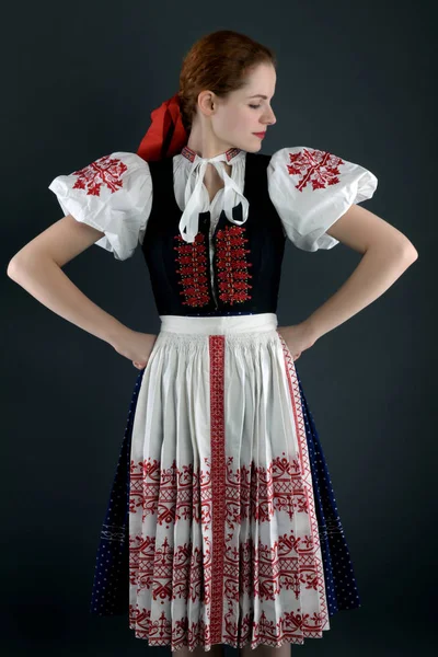 Junge Schöne Slowakin Traditioneller Tracht — Stockfoto