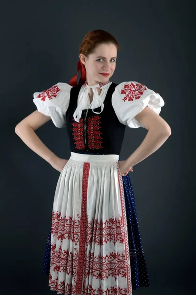 Jeune Belle Femme Slovaque Costume Traditionnel — Photo