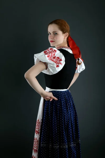 Jovem Bela Mulher Eslovaca Traje Tradicional — Fotografia de Stock