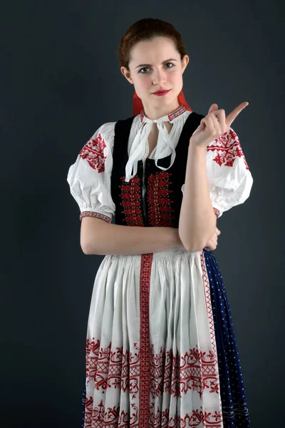 Jeune Belle Femme Slovaque Costume Traditionnel — Photo