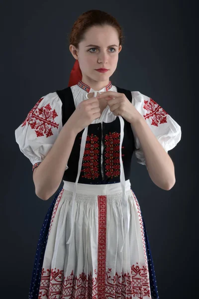 Jovem Bela Mulher Eslovaca Traje Tradicional — Fotografia de Stock