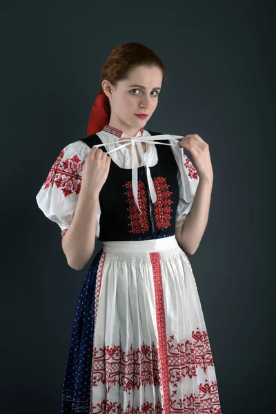 Junge Schöne Slowakin Traditioneller Tracht — Stockfoto