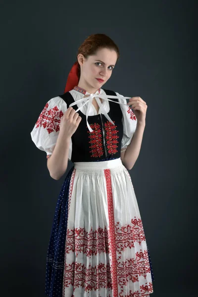 Jovem Bela Mulher Eslovaca Traje Tradicional — Fotografia de Stock