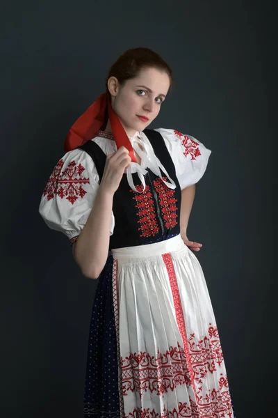 Jovem Bela Mulher Eslovaca Traje Tradicional — Fotografia de Stock