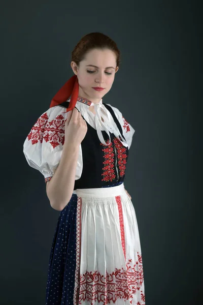 Jovem Bela Mulher Eslovaca Traje Tradicional — Fotografia de Stock