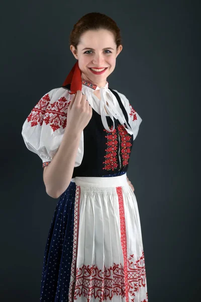 Geleneksel Kostümlü Güzel Slovak Kadın — Stok fotoğraf