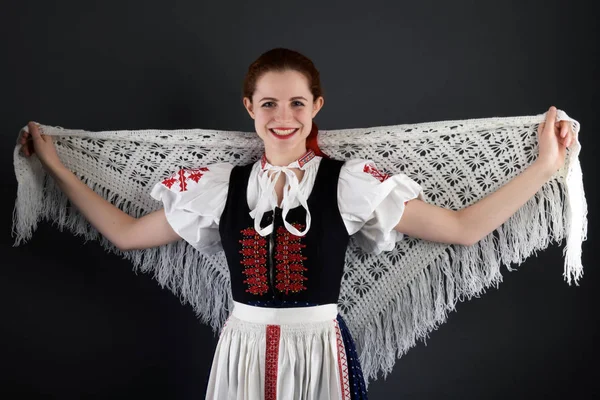 Fiatal Gyönyörű Szlovák Hagyományos Ruhában Szlovák Folklór — Stock Fotó