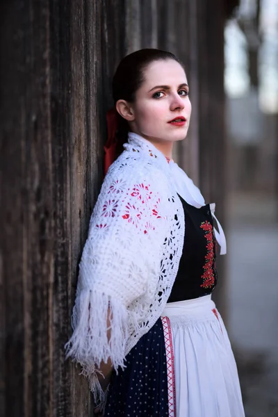 Joven Mujer Eslovaca Hermosa Vestido Tradicional Folclore Eslovaco —  Fotos de Stock