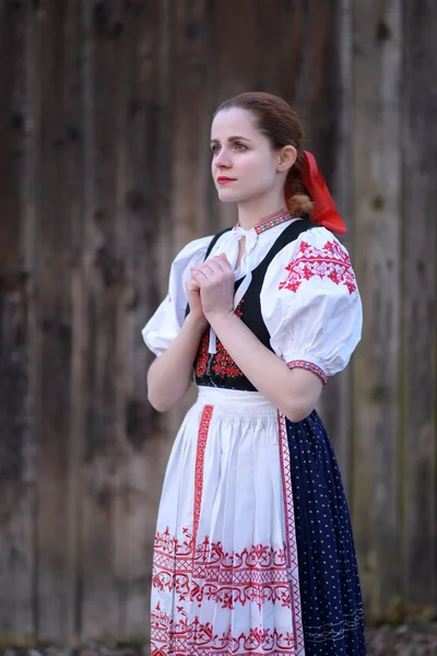 Jonge Mooie Slovak Vrouw Traditionele Jurk Slowaakse Folklore — Stockfoto