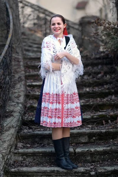 Jovem Bela Mulher Eslovaca Vestido Tradicional Folclore Eslovaco — Fotografia de Stock