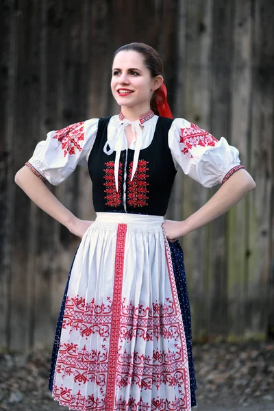 Jovem Bela Mulher Eslovaca Vestido Tradicional Folclore Eslovaco — Fotografia de Stock