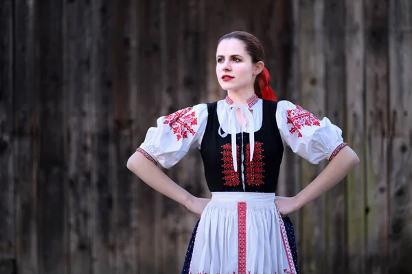 Ung Vacker Slogan Kvinna Traditionell Klänning Slovakiska Folklore — Stockfoto