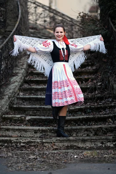 Ung Vacker Slogan Kvinna Traditionell Klänning Slovakiska Folklore — Stockfoto