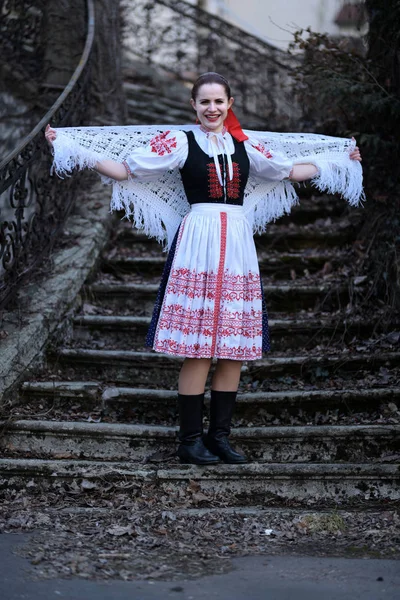 Jovem Bela Mulher Eslovaca Vestido Tradicional Folclore Eslovaco — Fotografia de Stock