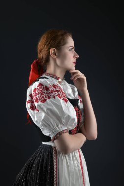 Geleneksel elbiseli, güzel, Slovak kadın. Slovakça folklor