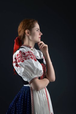 Geleneksel elbiseli, güzel, Slovak kadın. Slovakça folklor