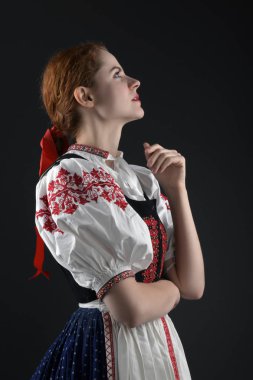 Geleneksel elbiseli, güzel, Slovak kadın. Slovakça folklor