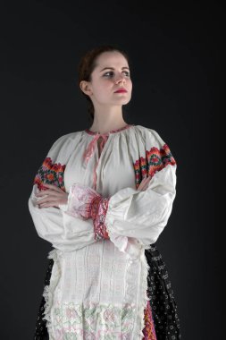 Geleneksel elbiseli, güzel, Slovak kadın. Slovakça folklor