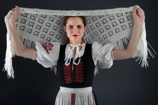 Młoda Piękna Słowianka Tradycyjnej Sukience Słowacki Folklor — Zdjęcie stockowe