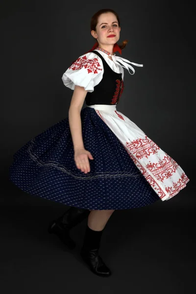 Ung Vacker Slogan Kvinna Traditionell Klänning Slovakiska Folklore — Stockfoto