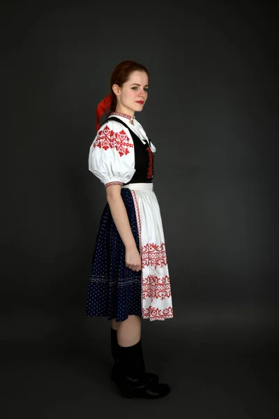 Fiatal Gyönyörű Szlovák Hagyományos Ruhában Szlovák Folklór — Stock Fotó