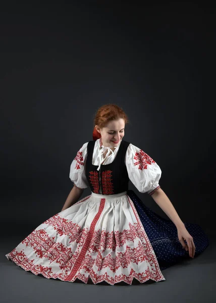 Jovem Bela Mulher Eslovaca Vestido Tradicional Folclore Eslovaco — Fotografia de Stock