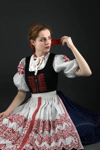 伝統的なドレスで若い美しいスロバキアの女性 スロバキア民俗 — ストック写真