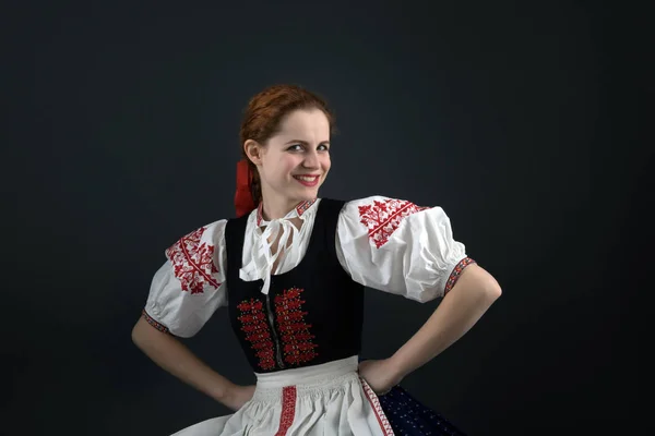 Ung Vacker Slogan Kvinna Traditionell Klänning Slovakiska Folklore — Stockfoto