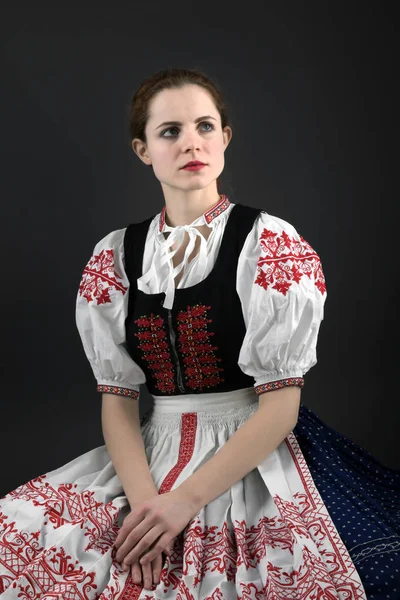 Jonge Mooie Slovak Vrouw Traditionele Jurk Slowaakse Folklore — Stockfoto