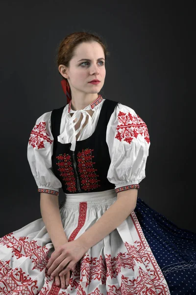 Ung Vacker Slogan Kvinna Traditionell Klänning Slovakiska Folklore — Stockfoto