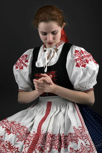 Młoda Piękna Słowianka Tradycyjnej Sukience Słowacki Folklor — Zdjęcie stockowe