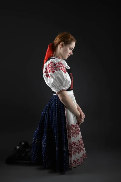 Ung Vacker Slogan Kvinna Traditionell Klänning Slovakiska Folklore — Stockfoto