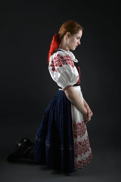 Mladá Krásná Slovenská Žena Tradičních Šatech Slovenský Folklór — Stock fotografie