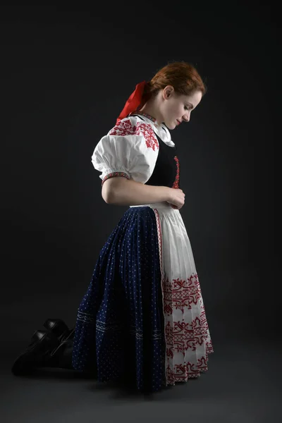 Mladá Krásná Slovenská Žena Tradičních Šatech Slovenský Folklór — Stock fotografie