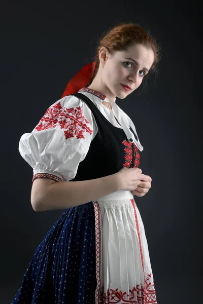 Ung Vacker Slogan Kvinna Traditionell Klänning Slovakiska Folklore — Stockfoto