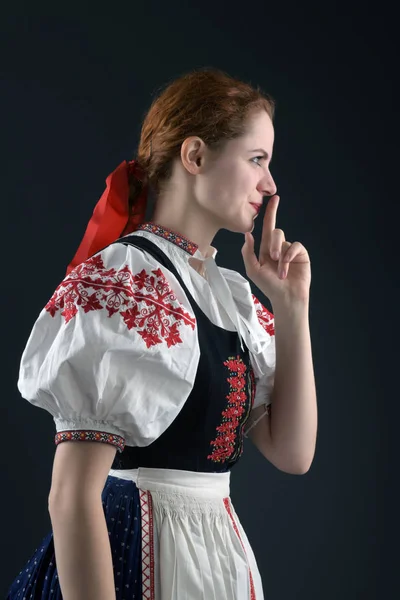 Jonge Mooie Slovak Vrouw Traditionele Jurk Slowaakse Folklore — Stockfoto