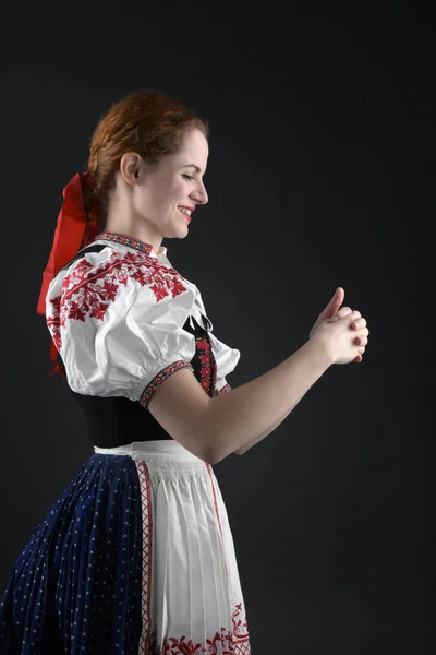 Fiatal Gyönyörű Szlovák Hagyományos Ruhában Szlovák Folklór — Stock Fotó