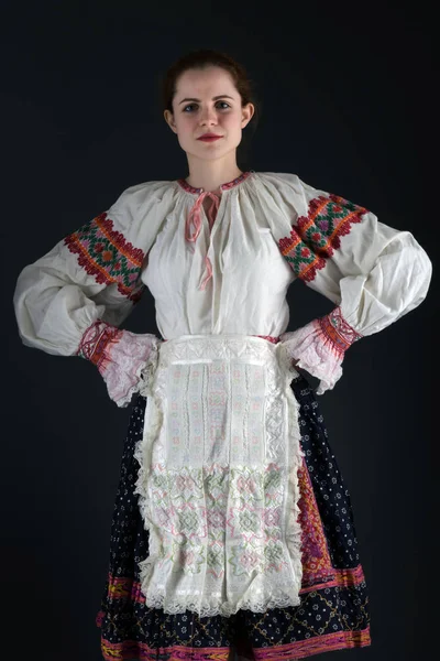 Ung Vacker Slogan Kvinna Traditionell Klänning Slovakiska Folklore — Stockfoto