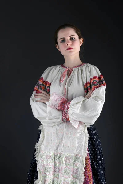 Ung Vacker Slogan Kvinna Traditionell Klänning Slovakiska Folklore — Stockfoto