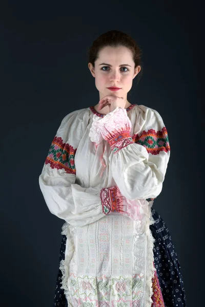 Mladá Krásná Slovenská Žena Tradičních Šatech Slovenský Folklór — Stock fotografie