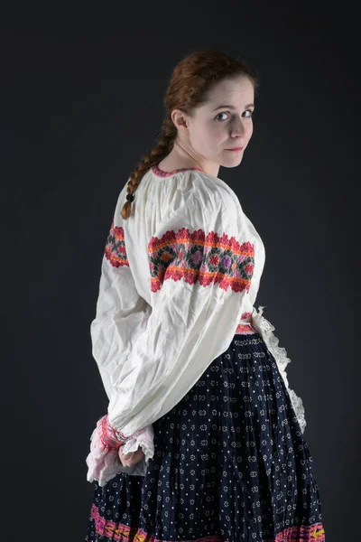 Ung Vacker Slogan Kvinna Traditionell Klänning Slovakiska Folklore — Stockfoto