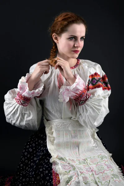 Jonge Mooie Slovak Vrouw Traditionele Jurk Slowaakse Folklore — Stockfoto