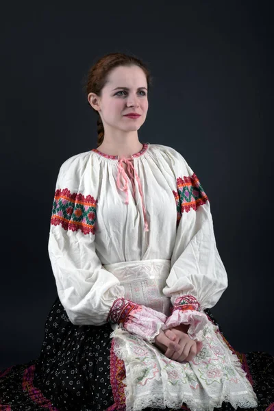 Jonge Mooie Slovak Vrouw Traditionele Jurk Slowaakse Folklore — Stockfoto