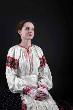 Geleneksel elbiseli, güzel, Slovak kadın. Slovakça folklor