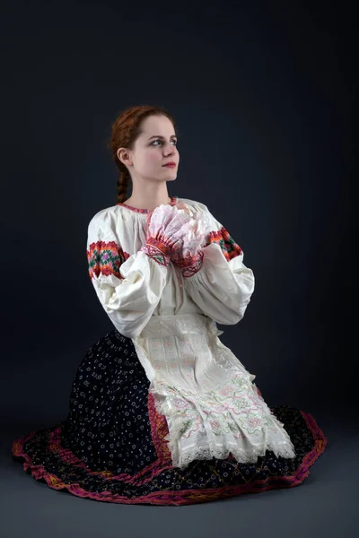 Jonge Mooie Slovak Vrouw Traditionele Jurk Slowaakse Folklore — Stockfoto