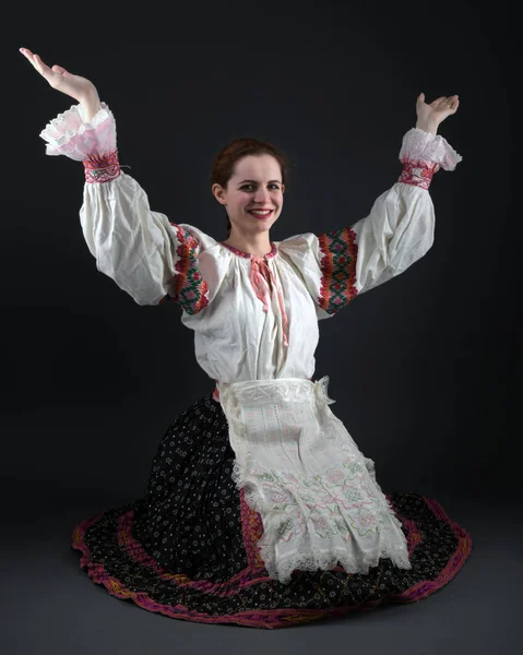 Mladá Krásná Slovenská Žena Tradičních Šatech Slovenský Folklór — Stock fotografie