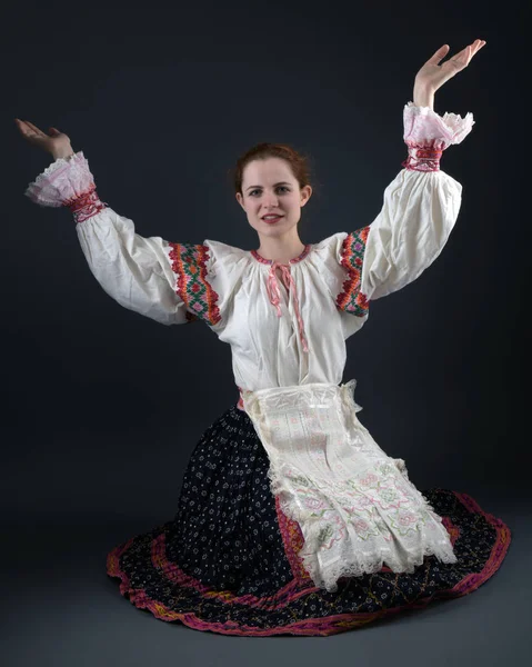 Ung Vakker Slovakisk Kvinne Tradisjonell Kjole Slovakisk Folkeminne – stockfoto