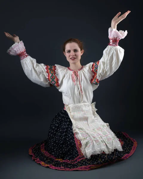 Ung Vacker Slogan Kvinna Traditionell Klänning Slovakiska Folklore — Stockfoto