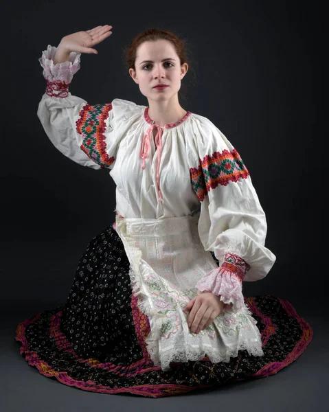 Ung Vacker Slogan Kvinna Traditionell Klänning Slovakiska Folklore — Stockfoto