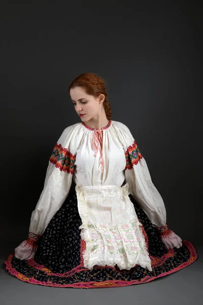 Ung Vacker Slogan Kvinna Traditionell Klänning Slovakiska Folklore — Stockfoto